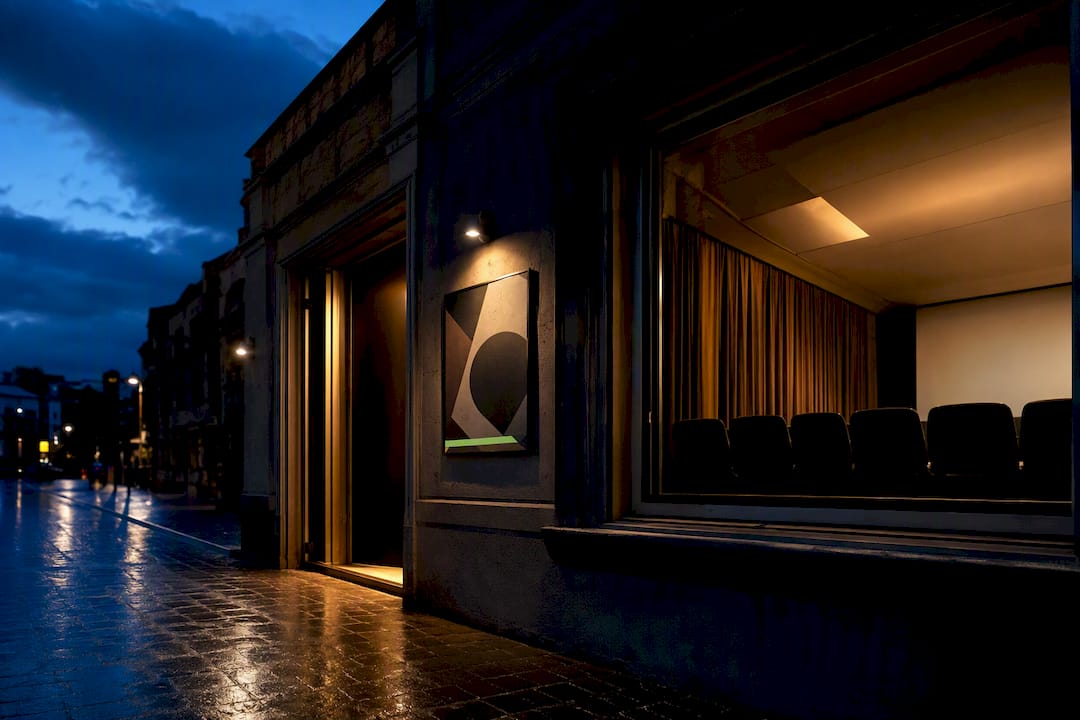 Ingresso di una cineteca d'essai al calar della sera