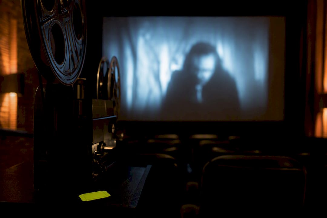 Proiettore che mostra un film horror atmosferico