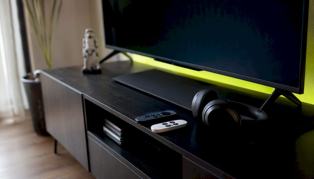 Angolo multimediale in soggiorno con TV e dispositivi per lo streaming