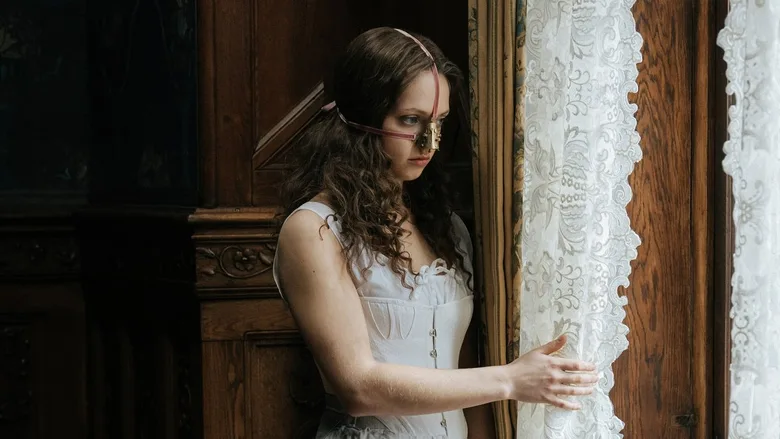 Immagine di scena da The Ugly Stepsister