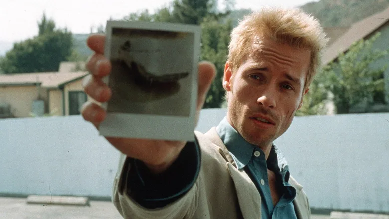 Immagine di scena da Memento