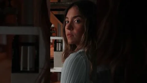 peak "roses are red" just dropped - Una di famiglia - The Housemaid