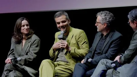 Kleber Mendonça Filho,  Wagner Moura, and Emilie Lesclaux on The Secret Agent - L'agente segreto