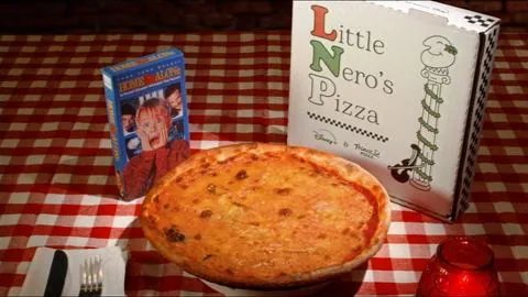 Visit Little Nero's Pizza for Home Alone's 35th Anniversary | Disney+ and Prince St. Pizza - Mamma, ho perso l'aereo